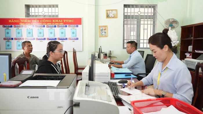 Cán bộ, công chức Trung tâm phục vụ hành chính công xã biên giới Ninh Điền, tỉnh Tây Ninh giải quyết thủ tục hành chính cho người dân vùng biên. Ảnh: Minh Phú – TTXVN