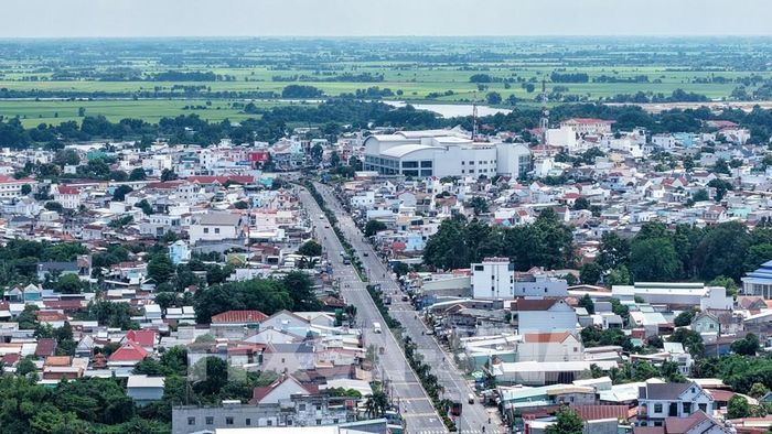 Quốc lộ 22 qua địa bàn tỉnh Tây Ninh là tuyến giao thông quan trọng kết nối các cửa khẩu quốc tế với Campuchia. Ảnh: Minh Phú - TTXVN