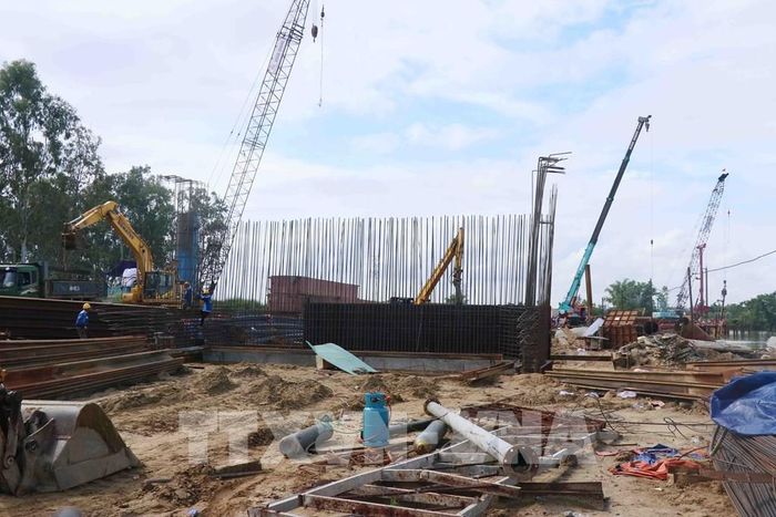 Hiện tại công trình đường tránh lũ nối Quốc lộ 14 H với Quốc lộ 1A đã thi công đảm bảo an toàn vượt lũ. Ảnh: Đoàn Hữu Trung - TTXVN