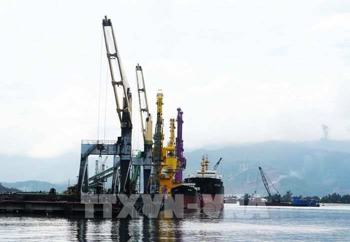 Các tàu hàng tải trọng lớn cập cảng Chân Mây, thành phố Huế, để nhận hàng vận chuyển. Ảnh: Nguyên Lý - TTXVN