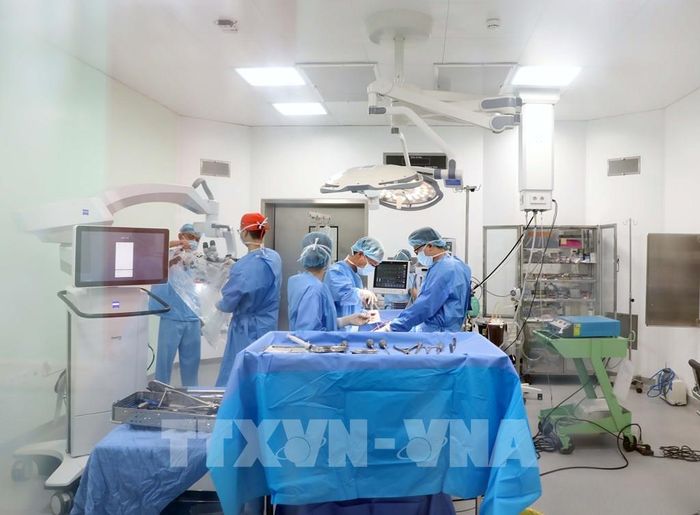 Phẫu thuật chấn thương chỉnh hình được thực hiện tại bệnh viện Hữu Nghị Việt Đức cơ sở Ninh Bình, tạo tiền đề chuyển giao kỹ thuật chuyên sâu cho bệnh viện tuyến tỉnh. Ảnh: Đại Nghĩa - TTXVN