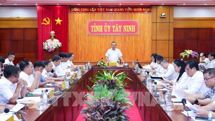 Phó Bí thư Tỉnh ủy, Trưởng Đoàn đại biểu Quốc hội tỉnh Tây Ninh Phạm Hùng Thái, Phó Trưởng Ban Chỉ đạo thực hiện những giải pháp mang tính đột phá để phát triển kinh tế - xã hội tỉnh Tây Ninh, chủ trì Hội nghị. Ảnh: Minh Phú – TTXVN