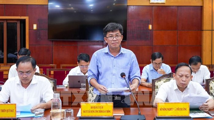 Ông Đặng Xuân Trường, Phó Giám đốc Ban Quản lý Dự án Đầu tư xây dựng Công trình giao thông tỉnh Tây Ninh báo cáo tiến độ dự án. Ảnh: Minh Phú – TTXVN