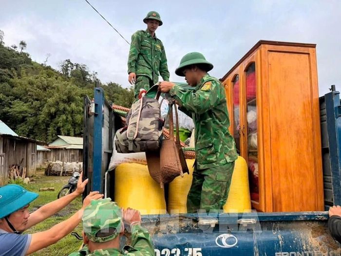 Đồn Biên phòng Ga Ry, Ban Chỉ huy Bộ đội Biên phòng thành phố Đà Nẵng phối hợp với chính quyền địa phương xã Hùng Sơn tổ chức di dời khẩn cấp 40 hộ dân. Ảnh: TTXVN phát