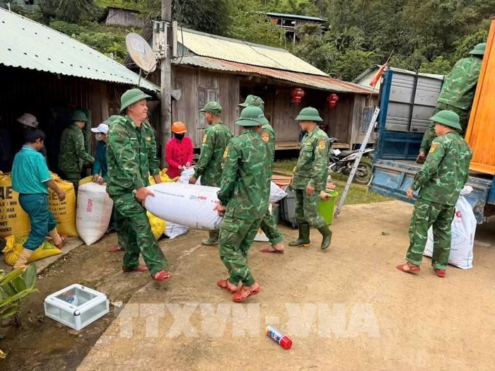 Đồn Biên phòng Ga Ry, Ban Chỉ huy Bộ đội Biên phòng thành phố Đà Nẵng phối hợp với chính quyền địa phương xã Hùng Sơn tổ chức di dời khẩn cấp 40 hộ dân. Ảnh: TTXVN phát