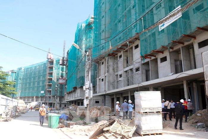 Bộ Xây dựng yêu cầu, trước khi ký hợp đồng bán hoặc cho thuê mua nhà ở hình thành trong tương lai, chủ đầu tư phải gửi văn bản thông báo kèm một bộ hồ sơ đến Sở Xây dựng nơi có dự án. Ảnh minh họa: Nguyễn Thanh - TTXVN