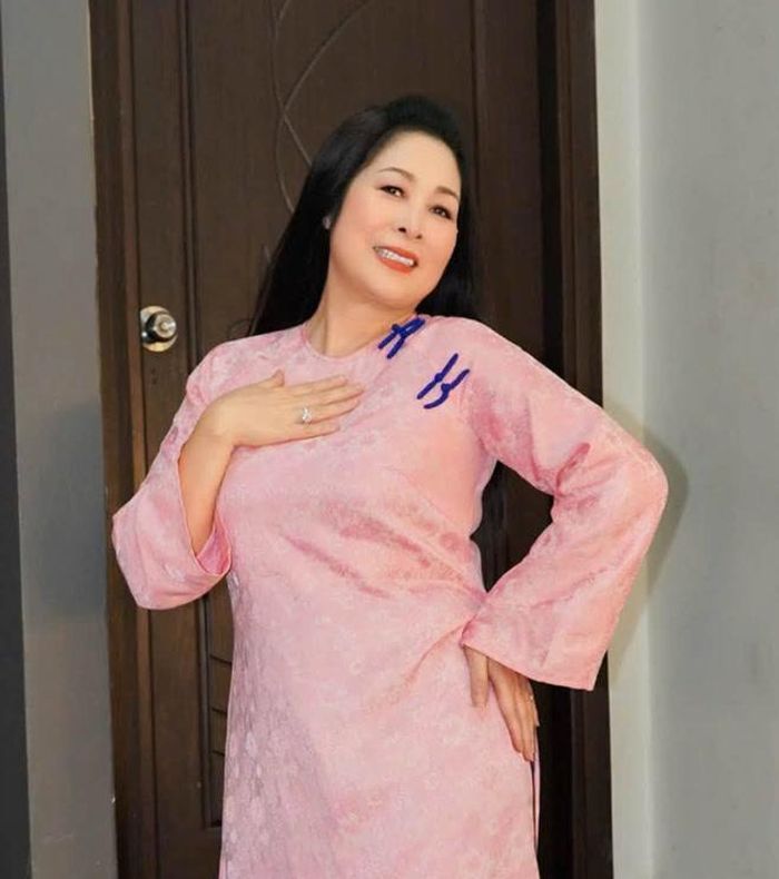 Ở tuổi 60, một nghệ sĩ đã có quá nhiều năm đứng trên sân khấu như Hồng Vân không còn cần phải chứng minh mình có thể diễn.