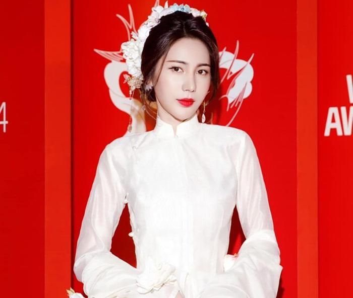 Ở tuổi 41, bà xã Công Vinh đang học cách hàn gắn với một phần quá khứ của mình.