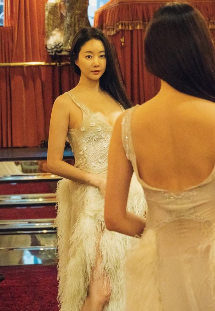 Theo chia sẻ của Kim Sa Rang, cô đang có chuyến du lịch tại thành phố này và đã ghé một cửa hàng thời trang vintage ở khu SoHo để tham quan, đồng thời thử một số mẫu váy. 