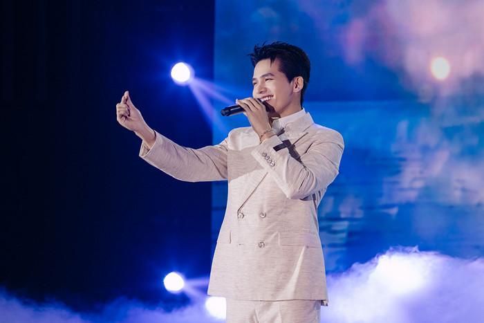 Bên cạnh những bình luận hài hước, nhiều khán giả cũng dành lời khen cho sự bình tĩnh và khả năng làm chủ sân khấu của Quốc Thiên.