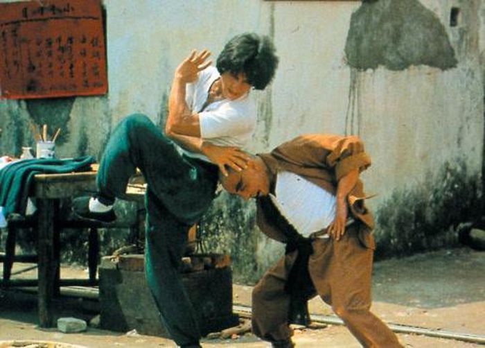 Những màn võ thuật của Thành Long thường kết hợp kỹ thuật, chuyển động hài hước và khả năng ứng biến.