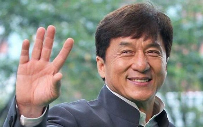 Thành Long biến không gian xung quanh thành một phần của màn đối đầu, tạo nên những pha hành động khó trộn lẫn.