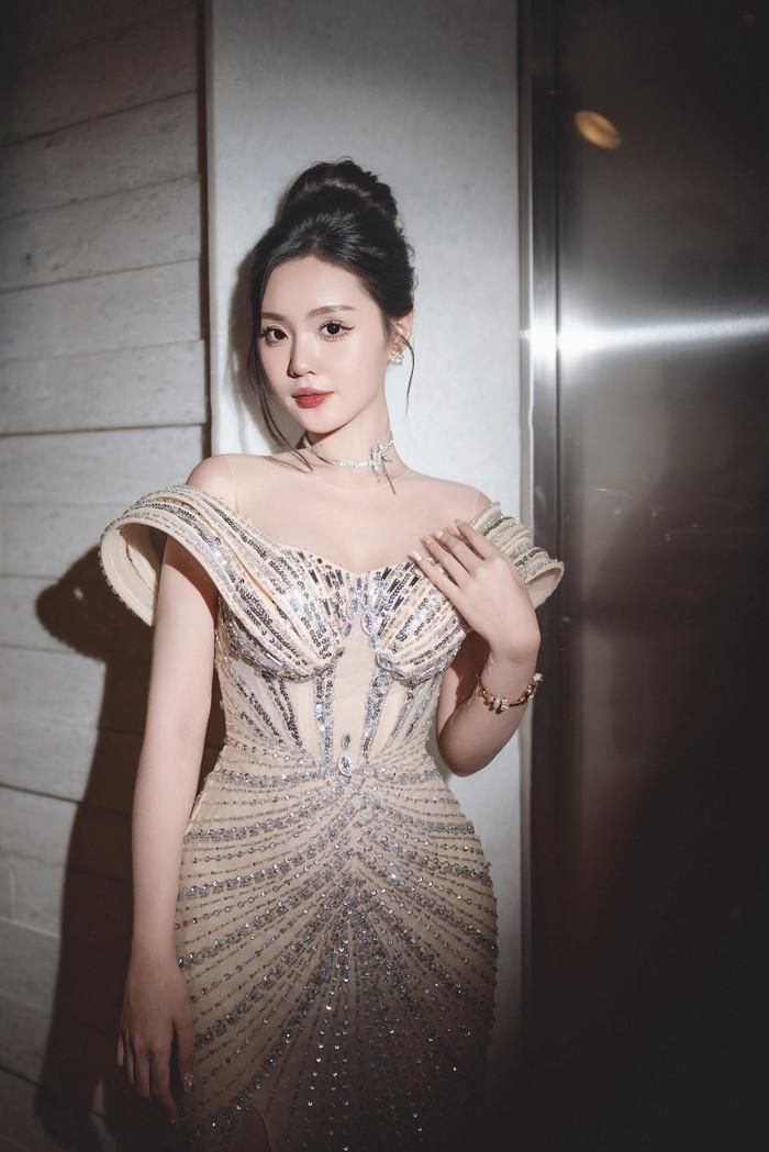 Phóng viên Thái Lan đánh giá cao về kỹ năng, thái độ nghiêm túc của Khánh Như sau gần 1 tháng đồng hành ở Miss World 2026.