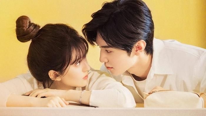 Ra mắt từ tháng 6/2023 trên Youku và Netflix, Vụng Trộm Không Thể Giấu là một trong những tác phẩm nổi bật của dòng phim tình cảm thanh xuân chuyển thể từ tiểu thuyết. Triệu Lộ Tư và Trần Triết Viễn lần lượt vào vai Tang Trĩ và Đoàn Gia Hứa. Câu chuyện bắt đầu khi Tang Trĩ còn là cô bé 14 tuổi, tình cờ gặp Đoàn Gia Hứa, bạn thân của anh trai mình. Sự quan tâm và chăm sóc mà anh dành cho cô dần trở thành tình cảm thầm kín. Nhiều năm sau, Tang Trĩ trưởng thành và thi đỗ đại học tại thành phố nơi Đoàn Gia Hứa sinh sống. Cuộc gặp lại khi cả hai đã bước vào một giai đoạn khác của cuộc đời khiến mối quan hệ dần thay đổi. Từ tình cảm đơn phương thời niên thiếu, câu chuyện phát triển thành mối tình trưởng thành khi Tang Trĩ trở thành người đồng hành, giúp Đoàn Gia Hứa vượt qua những áp lực trong cuộc sống.