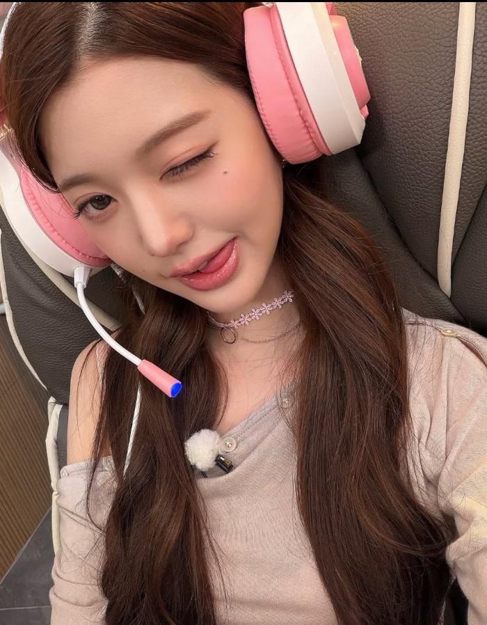 Trái ngược với lời tự nhận “không biết chơi game”, Jang Won Young còn để lộ khoảnh khắc chiến thắng. 