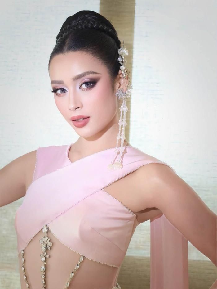 Emoura Phạm liên tục biến hóa hình ảnh, khiến khán giả thích thú.