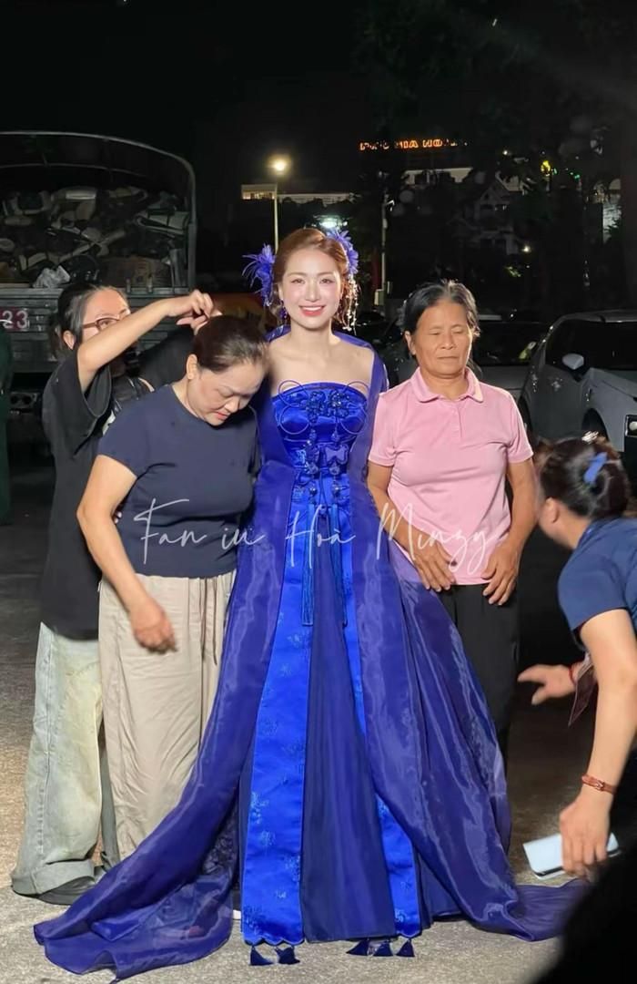 Mẹ chồng Hòa Minzy dành thời gian đến để cổ vũ con dâu. (Ảnh: TikTok _hoaminzynumberone_)