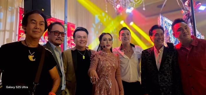 Nghệ sĩ Quang Minh hội ngộ cùng nhiều đồng nghiệp tại Mỹ. Ảnh: FBNV