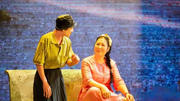 NSND Hồng Vân đã có hơn ba thập niên hoạt động trong lĩnh vực sân khấu.