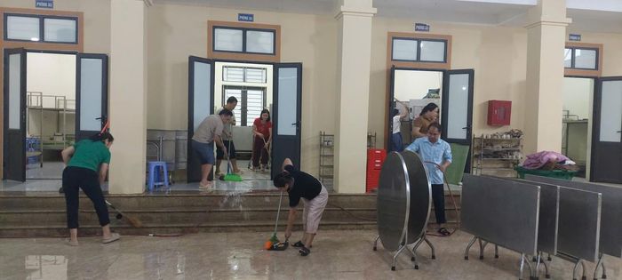 Các thầy cô tham gia dọn dẹp vệ sinh phòng ở và khu vực nội trú để đón học sinh