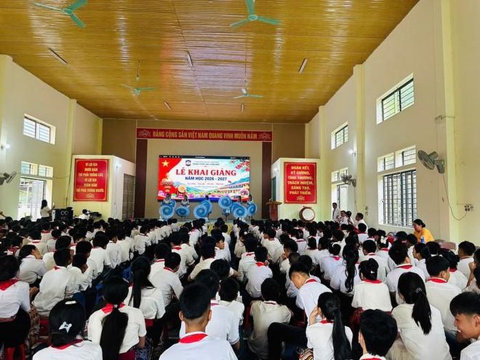 Lễ khai giảng năm học mới ở Trường PTDTBT THCS Lượng Minh