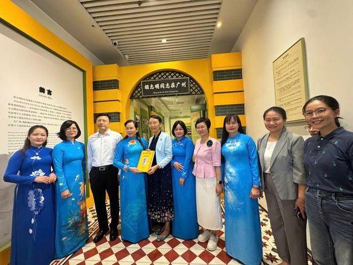 Đoàn thăm Di tích trụ sở Hội Việt Nam Cách mạng Thanh niên
