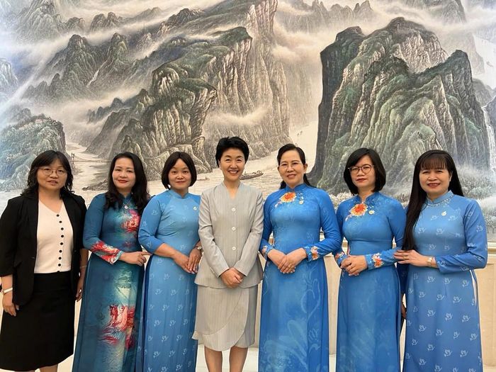 Đoàn làm việc với đồng chí Tôn Hải Yến (thứ 4 từ trái sang), Phó Trưởng Ban Liên lạc Đối ngoại Trung ương, Đảng Cộng sản Trung Quốc.