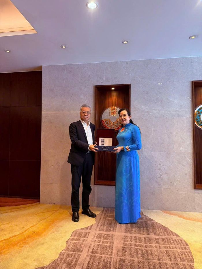 Chủ tịch Hội LHPN Việt Nam Lê Thị Thủy gặp gỡ, trao đổi với Phó Tỉnh trưởng tỉnh Quảng Đông.