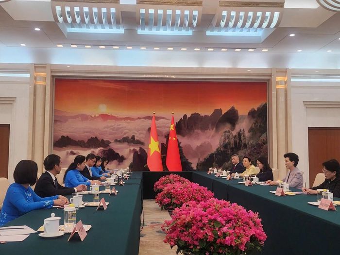 Đồng chí Thầm Di Cầm, Ủy viên Quốc vụ viện, Chủ tịch Hội LHPN Toàn quốc Trung Hoa, tiếp Chủ tịch Hội LHPN Việt Nam Lê Thị Thủy tại Đại lễ đường Nhân dân ở thủ đô Bắc Kinh.