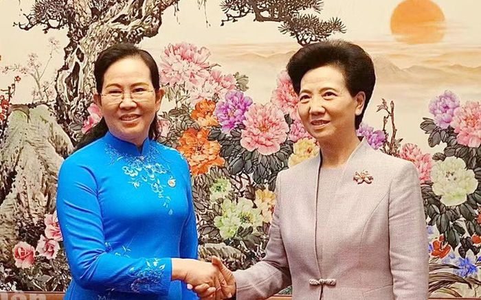 Ủy viên Ban Chấp hành Trung ương Đảng, Phó Chủ tịch Ủy ban Trung ương MTTQ Việt Nam, Chủ tịch Hội LHPN Việt Nam Lê Thị Thủy (bên trái) và Ủy viên Quốc vụ viện Trung Quốc, Chủ nhiệm Ủy ban Công tác về Phụ nữ và Trẻ em của Quốc vụ viện Trung Quốc, Chủ tịch Hội Liên hiệp Phụ nữ Toàn quốc Trung Hoa Thầm Di Cầm.