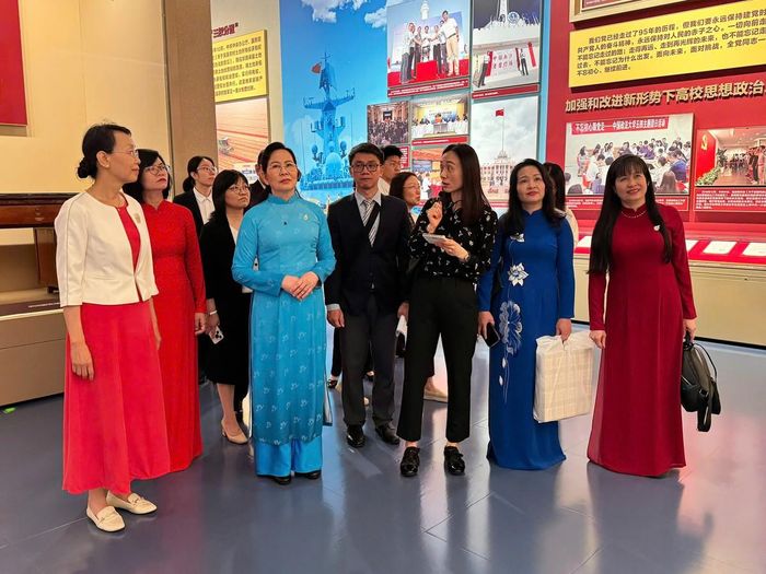 Đoàn tham quan Bảo tàng Đảng Cộng sản Trung Quốc