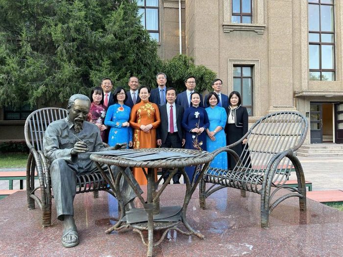 Đoàn đại biểu cấp cao Hội Liên hiệp Phụ nữ Việt Nam do đồng chí Lê Thị Thủy, Ủy viên Ban Chấp hành Trung ương Đảng, Phó Chủ tịch Ủy ban Trung ương MTTQ Việt Nam, Chủ tịch Hội LHPN Việt Nam, làm Trưởng đoàn thăm và làm việc với Đại sứ quán Việt Nam tại Trung Quốc.