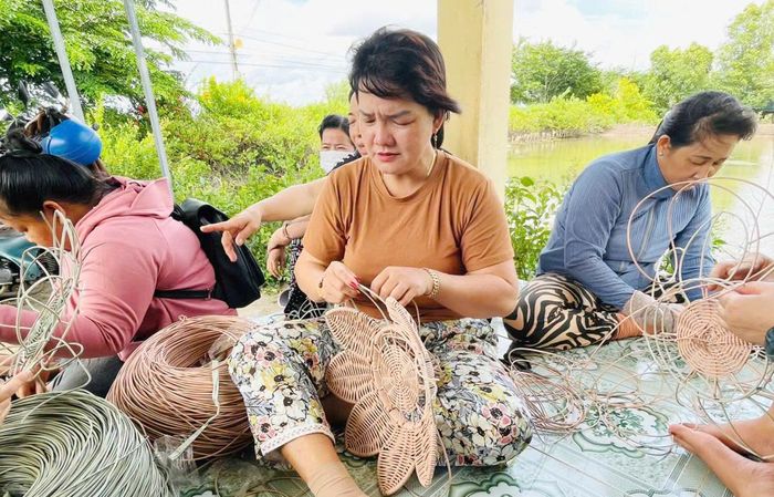 Hội LHPN xã Long Điền (tỉnh Cà Màu) ra mắt Tổ phụ nữ đan đát giúp hội viên, phụ nữ phát triển kinh tế.