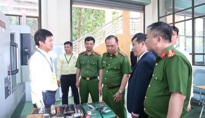Các đại biểu tham quan một số khoa đào tạo tại Trường Cao đẳng Kỹ nghệ II.