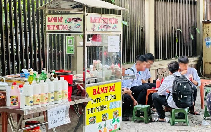 Lứa tuổi thanh, thiếu niên là giai đoạn tâm sinh lý có nhiều thay đổi rõ rệt. Các em bắt đầu khao khát khẳng định bản thân, muốn chứng minh mình đã trưởng thành, độc lập và đôi khi nghĩ rằng cầm điếu thuốc sẽ giúp mình trông "ngầu" hơn trước mặt bạn bè.