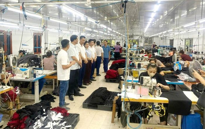 Xưởng may của chị Nguyễn Thị Thêu là một trong những mô hình phát triển kinh tế của hội viên phụ nữ xã Định Hóa.