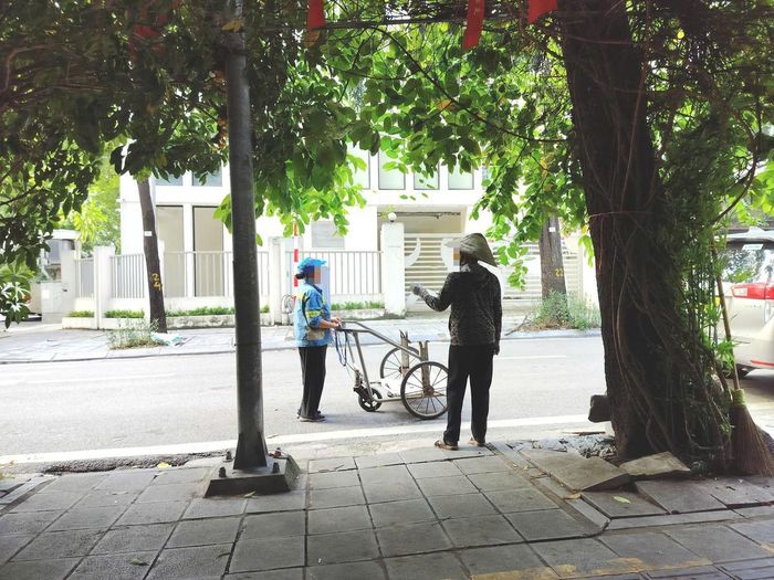 Bà P. trao đổi với người được cho là bà L. - người được bà P. cho biết, trực tiếp trả tiền công cho mình.