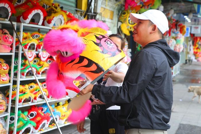 “Tôi từng làm rất nhiều nghề, nhưng sau này lại gắn bó với nghề làm đầu lân vì đam mê nghệ thuật và cũng bởi nghề mang lại thu nhập. Hiện tại, cơ sở của tôi cũng tạo công ăn việc làm cho nhiều người”, ông Rem chia sẻ.