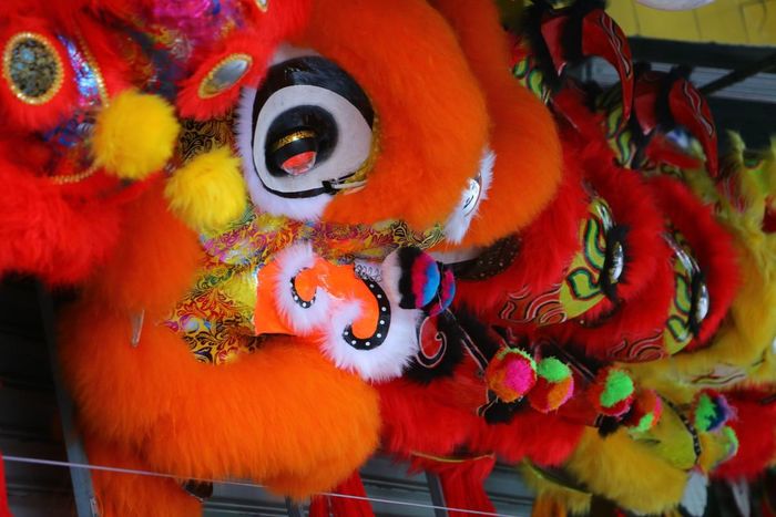 Công đoạn vẽ và tạo hình đôi mắt thường do những người thợ có tay nghề đảm nhận, bởi chỉ một đường nét khác biệt cũng có thể làm thay đổi hoàn toàn biểu cảm của con lân đặc trưng xứ Huế.