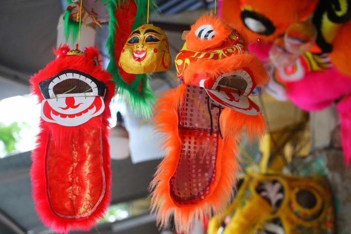Trải qua nhiều năm, những chiếc đầu lân xứ Huế vẫn giữ nét đặc trưng ở đôi mắt và bộ râu, tạo cảm giác uy nghi, mạnh mẽ. Phần trang trí cũng ngày càng cầu kỳ.