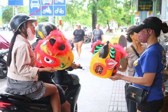 Ông Trương Như Rem, một nghệ nhân làm đầu lân tại số 11 Trần Hưng Đạo, TP Huế, cho biết ông từng làm nhiều nghề trước khi gắn bó với nghề này.