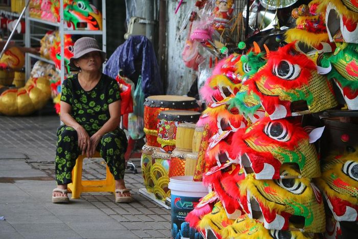 Nếu trước đây đầu lân Huế chủ yếu mang hai màu đỏ và vàng, tượng trưng cho may mắn, tài lộc và thịnh vượng, thì ngày nay màu sắc đã phong phú hơn rất nhiều.