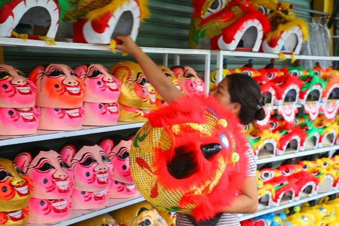 Những bộ trang phục múa lân, đuôi lân, trống, mặt nạ và nhiều loại đồ chơi truyền thống cũng được bày bán