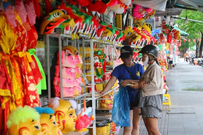 Giá mỗi chiếc đầu lân tại đây tùy thuộc vào kích thước, chất liệu và độ cầu kỳ. Những sản phẩm phổ thông có giá từ vài trăm nghìn đồng đến vài triệu đồng 
