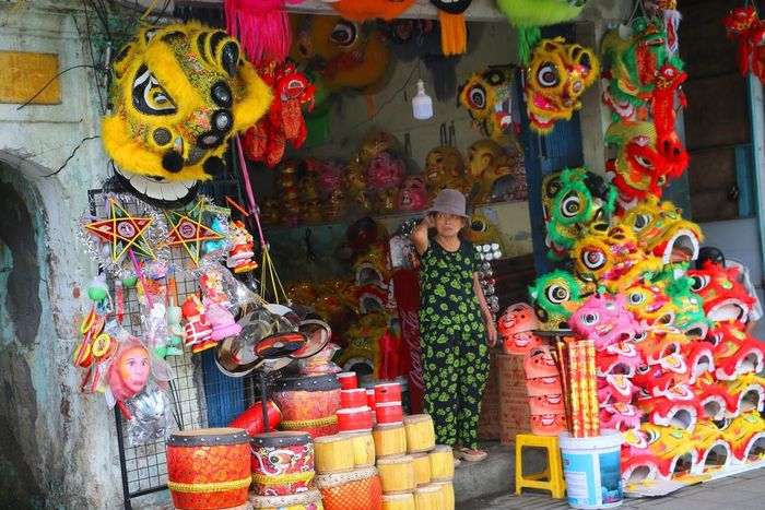 Nơi đây thường bán những chiếc đầu lân nhỏ dành cho trẻ em đến những sản phẩm cầu kỳ, có giá lên tới hàng chục triệu đồng. Tất cả tạo nên một không gian đặc trưng Tết Trung thu ở vùng đất Cố đô.