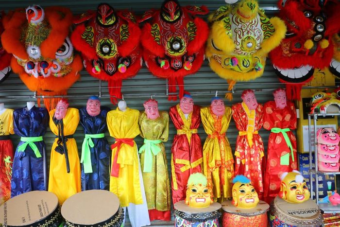 Mỗi độ Trung thu về, con phố này được khoác lên một "chiếc áo mới". Hai bên đường, những chiếc đầu lân đỏ, vàng, xanh, cam, hồng, tím… nối tiếp nhau, nổi bật giữa phố phường.
