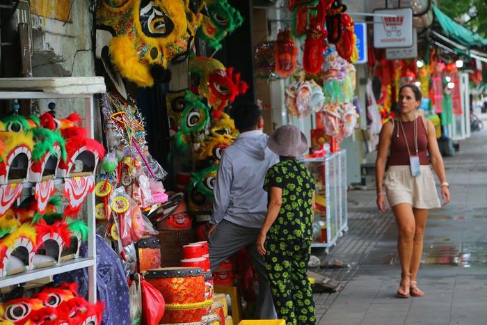 Những chiếc đầu lân vẫn được người thợ ở Huế tỉ mẩn làm nên bằng đôi bàn tay và sự kiên trì. Mỗi mùa Trung thu, khi những chiếc đầu lân rực rỡ xuất hiện trên phố Trần Hưng Đạo, con phố không chỉ trở thành điểm mua sắm quen thuộc mà còn gợi nhắc về một nghề thủ công truyền thống đang được tiếp nối qua từng thế hệ ở miền núi Ngự, sông Hương.