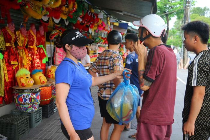 Đằng sau vẻ ngoài rực rỡ của những chiếc đầu lân là một nghề thủ công được nhiều gia đình ở Huế gìn giữ qua nhiều thế hệ.