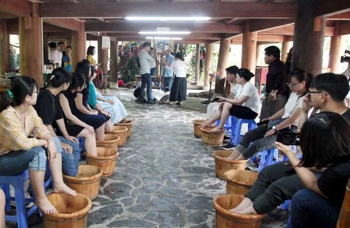 Du khách trải nghiệm ngâm chân thảo dược của đồng bào dân tộc Tây Bắc