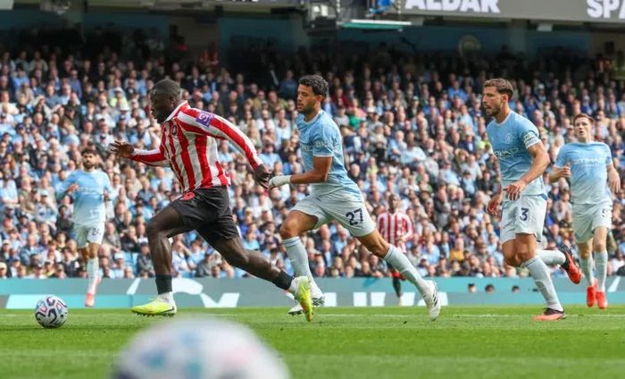 Brian Brobbey lập hat-trick tại sân Etihad. Ảnh: Getty